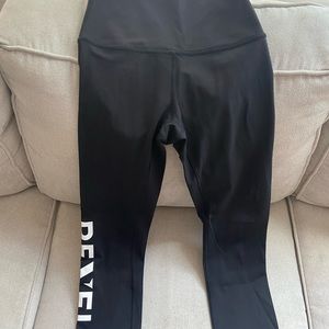 Lululemon Size 4 “REVEL” Wunder Train High-Rise Crop 21" Size 4